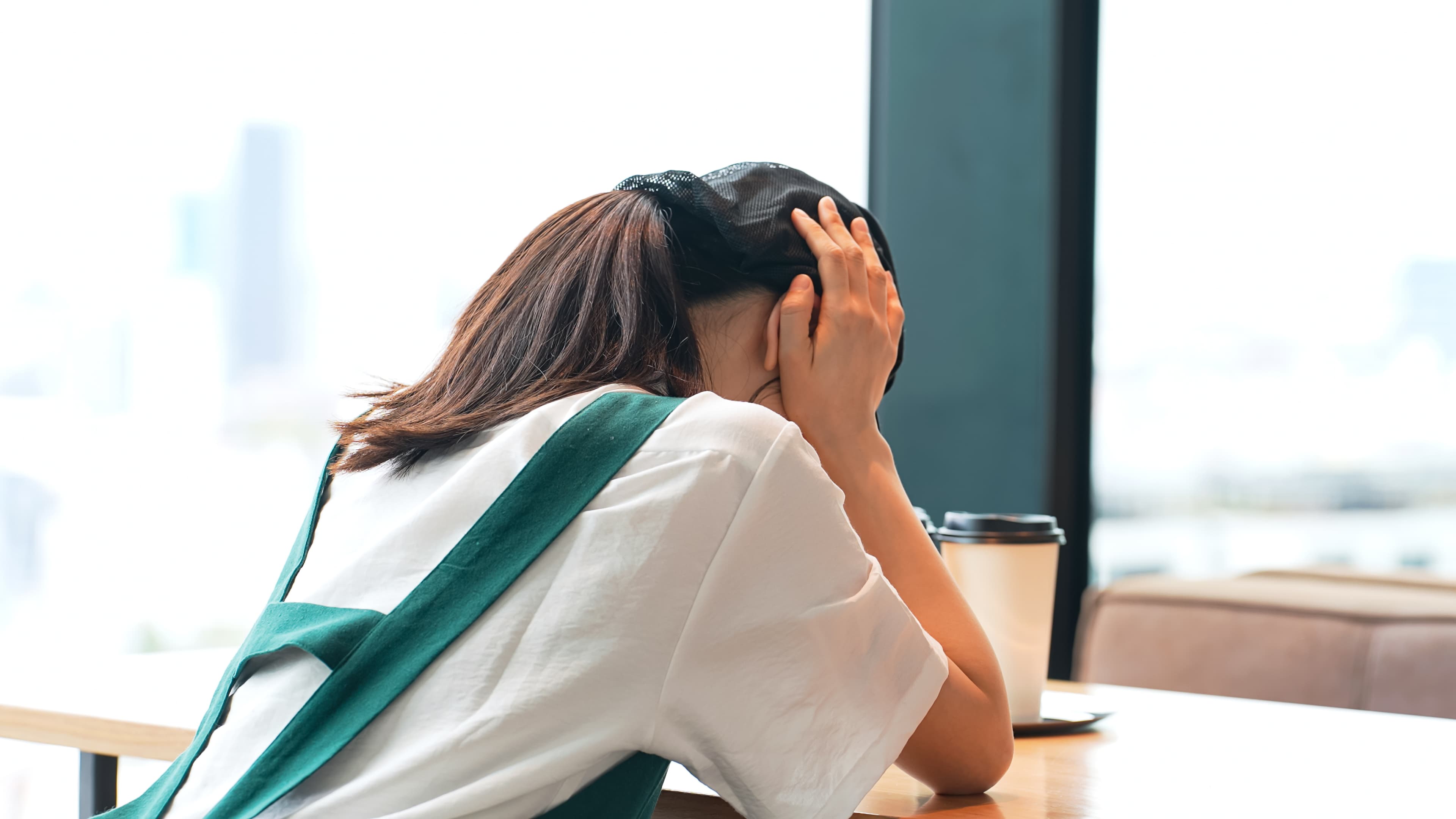 頭を抱えるオーナー